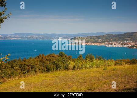 Vista sulla costa di Izola nel mare adriatico, Slovenia Foto Stock