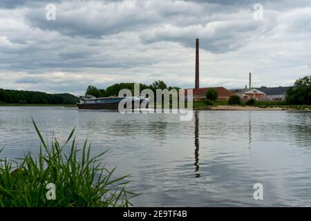 Renkum Paesi Bassi - 15 maggio 2020 - Barca sul fiume Reno vicino Renkum Foto Stock