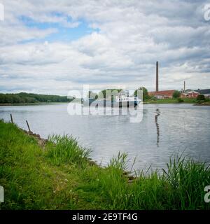 Renkum Paesi Bassi - 15 maggio 2020 - Barca sul fiume Reno vicino Renkum Foto Stock