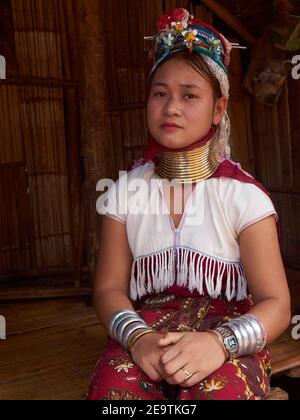 Pose di una donna tribale di Karen Hill con braccialetti di gioielli in entrambe le mani e una collana unica intorno al suo lungo collo Foto Stock