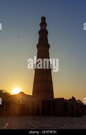 Qutub Minar è un sito patrimonio dell'umanità dell'UNESCO di Nuova Delhi, India, con tante architetture e edifici Foto Stock