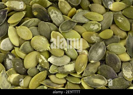 Sfondo di semi di zucca. Semi di pepita verdi. Vista dall'alto. Foto Stock