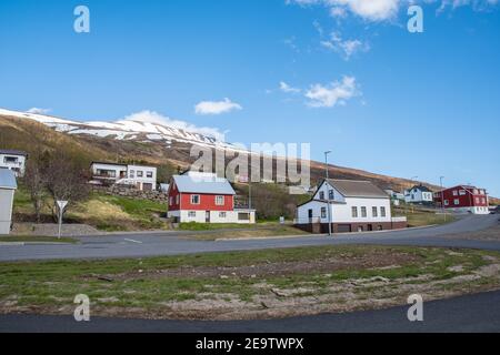 Edifici nella città di Eskifjordur nell'Islanda orientale Foto Stock