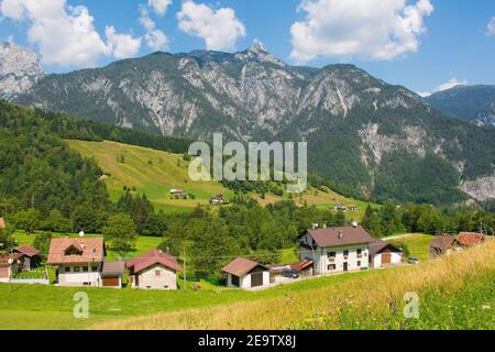 Il paesaggio estivo nei pressi di Studena alta in provincia di Udine, Friuli-Venezia Giulia, Italia nord-orientale Foto Stock