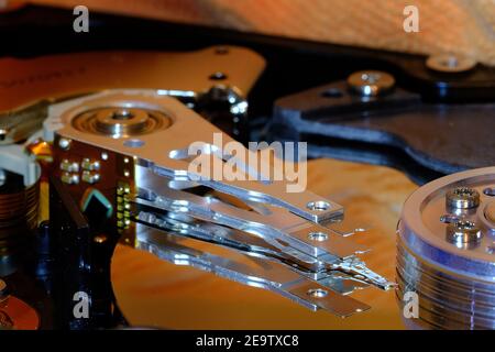 Il disco rigido del computer legge le testine di scrittura in primo piano. Foto Stock