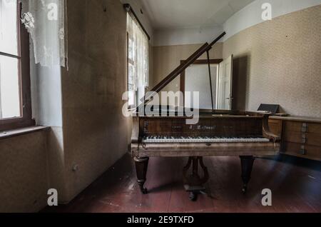 piano antico in una casa abbandonata Foto Stock