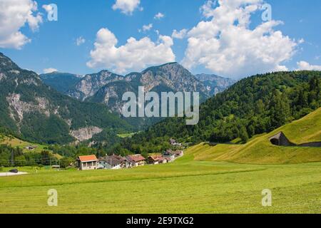 Il paesaggio estivo nei pressi di Studena alta in provincia di Udine, Friuli-Venezia Giulia, Italia nord-orientale Foto Stock