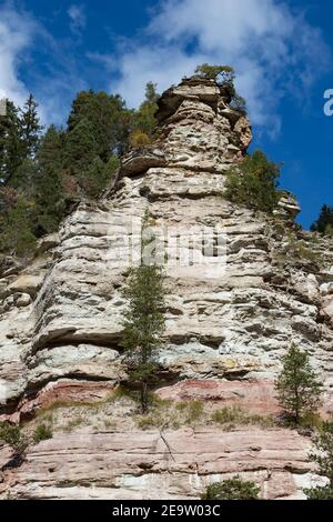 Torre di roccia nella gola di Bletterbach vicino Aldein, Alto Adige, Italia Foto Stock