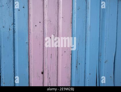 Vecchi pannelli in legno verniciati rosa e blu Foto Stock