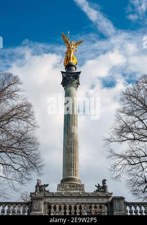 Monaco di Baviera - Germania, 22 febbraio 2019: L'Angelo della Pace è un monumento nel sobborgo di Bogenhausen a Monaco. Foto Stock