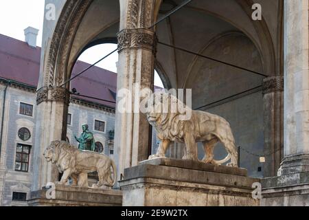 Monaco - Germania, 18 settembre 2019: Leoni bavaresi di fronte alla Feldherrnhalle a Odeonsplatz, capitale dello stato Monaco, Baviera. Foto Stock