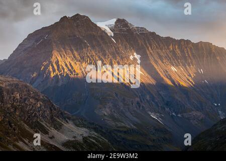 Sole all'alba sul monte Grande casse nella valle di Leisse. Cielo drammatico. Parc National de la Vanoise. Francia. Europa. Foto Stock