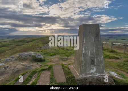 Il Tig Point all'alba sui Winshield Crags, il Muro di Adriano, Northumberland, Regno Unito Foto Stock