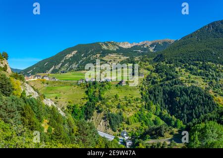 un piccolo villaggio situato sulle pendici dei pirenei Ad Andorra Foto Stock