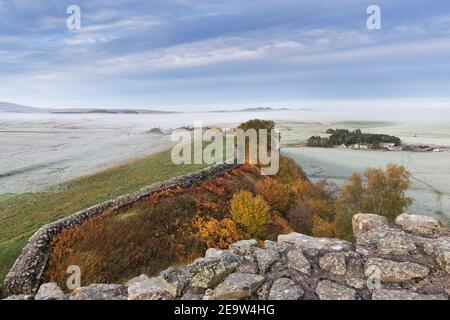 Bassa nebbia mattutina a Cawfield Crags, il Muro di Adriano, Northumberland, Regno Unito Foto Stock