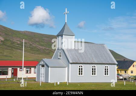 Chiesa di Bakkagerdi nel fiordo di Borgarfjordur Eystri nell'Islanda orientale Foto Stock