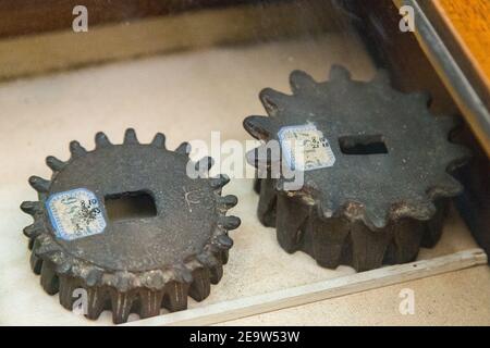 Museo Egizio il Cairo, oggetti che si dice siano gearing. Sono infatti cornici a corona, i denti degli ingranaggi sono piccoli serpenti (uraei). Foto Stock