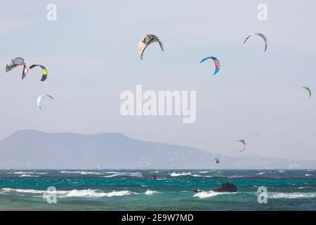 FUERTEVENTURA, SPAGNA - 10 maggio 2013. Kite surfisti, kite surf al largo della costa a Corralejo, Fuerteventura, Isole Canarie Foto Stock