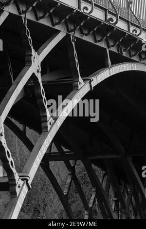TELFORD, Regno Unito - 18 febbraio 2013. Il Ponte di ferro, il primo ponte ad arco in ghisa costruito all'inizio della rivoluzione industriale. Ironbridge Gorge, T. Foto Stock