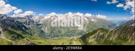 Veduta panoramica aerea della strada alpina serpentina Taxenbacher Fusch A Grossglockner in Austria Foto Stock
