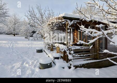 Mattina e un'altra nevicata pesante copre la piccola casa d'estate della brughiera Foto Stock