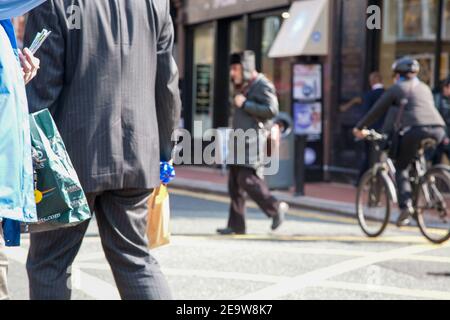 La gente che si trova a Dublino, in Irlanda Foto Stock