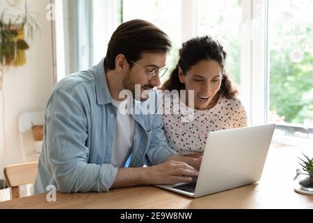 La coppia sposata sorpresa ha letto il email con proposta vantaggiosa dal laptop Foto Stock