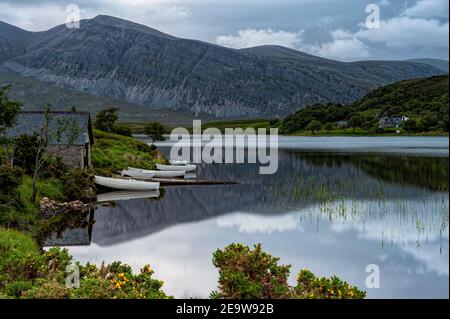 Barche e Boathouse sul Loch Stack, Sutherland, Scozia Foto Stock