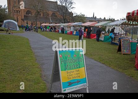 Portobello, Edimburgo, Scozia, Regno Unito. 6 febbraio 2021. Dreary e Cool a meno di 4 gradi per coloro che frequentano il Market in Brighton Place, dove i commercianti sono attualmente autorizzati a vendere solo prodotti alimentari e bevande a causa delle restrizioni Covid-19. Foto Stock