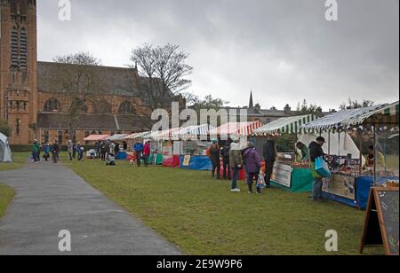 Portobello, Edimburgo, Scozia, Regno Unito. 6 febbraio 2021. Dreary e Cool a meno di 4 gradi per coloro che frequentano il Market in Brighton Place, dove i commercianti sono attualmente autorizzati a vendere solo prodotti alimentari e bevande a causa delle restrizioni Covid-19. Foto Stock