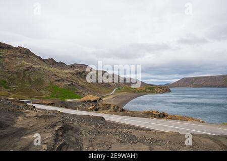 Strada lungo il lago Kleifarvatn nel sud Islanda su una nuvolosa giorno d'estate Foto Stock