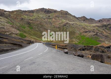 Strada lungo il lago Kleifarvatn nel sud Islanda su una nuvolosa giorno d'estate Foto Stock