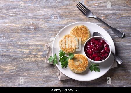 Cotolette di fagioli con erbe, spezie, salsa di frutti di bosco su un tavolo di legno, stile rustico, vista dall'alto, spazio libero. Delizioso cibo vegetariano Foto Stock