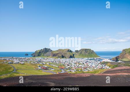 Vista sulla città di Heimaey in Islanda su un sole giorno d'estate Foto Stock