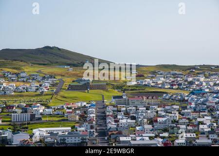 Vista sulla città di Heimaey in Islanda su un sole giorno d'estate Foto Stock