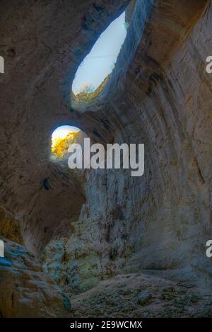 Grotta di Prohodna in Bulgaria famosa per i buchi degli occhi del Dio nel soffitto Foto Stock