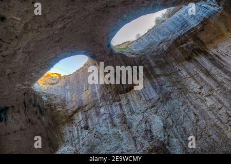 Grotta di Prohodna in Bulgaria famosa per i buchi degli occhi del Dio nel soffitto Foto Stock