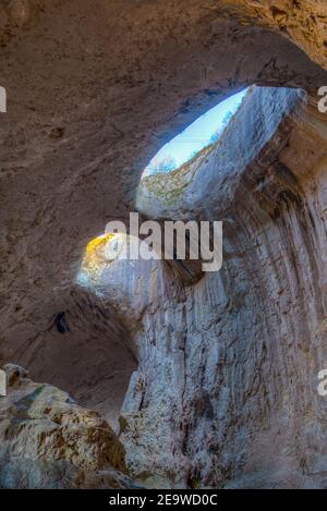 Grotta di Prohodna in Bulgaria famosa per i buchi degli occhi del Dio nel soffitto Foto Stock