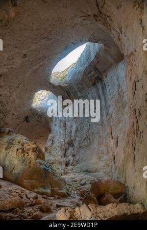 Grotta di Prohodna in Bulgaria famosa per i buchi degli occhi del Dio nel soffitto Foto Stock