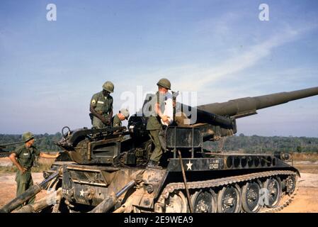 USA Vietnam-Krieg US ARMY Selbstfahrgeschütz (Selbstfahrlafette) M107 175 mm - Guerra del Vietnam Esercito degli Stati Uniti Auto-propelled Gun M107 6.9 pollici Foto Stock