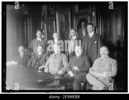 NAT. AVVISO COMM. PER L'AERONAUTICA. FILA POSTERIORE - CAPT. C. RICHARDSON, COSTRUZIONE NAVALE; PROF. JOHN F. HAYFORD; ADM. MARK BRISTOL; COL. SAMUEL REBER. ANTERIORE- PROF. WILLIAM F. DURAND; DR. Foto Stock