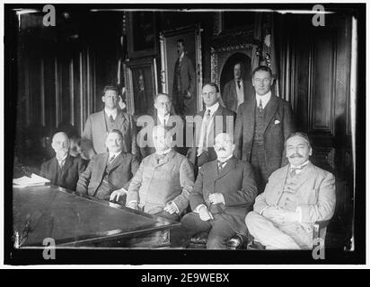 NAT. AVVISO COMM. PER L'AERONAUTICA. FILA POSTERIORE - CAPT. C. RICHARDSON, COSTRUZIONE NAVALE; PROF. JOHN F. HAYFORD; ADM. MARK BRISTOL; COL. SAMUEL REBER. ANTERIORE- PROF. WILLIAM F. DURAND; DR. Foto Stock