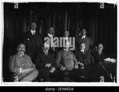 NAT. AVVISO COMM. PER L'AERONAUTICA. FILA POSTERIORE - CAPT. C. RICHARDSON, COSTRUZIONE NAVALE; PROF. JOHN F. HAYFORD; ADM. MARK BRISTOL; COL. SAMUEL REBER. ANTERIORE- PROF. WILLIAM F. DURAND; DR. Foto Stock