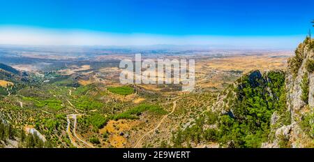 Veduta aerea di Nicosia/Lefkosa dal castello di Buffavento a Cipro Foto Stock