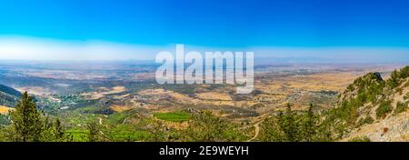 Veduta aerea di Nicosia/Lefkosa dal castello di Buffavento a Cipro Foto Stock