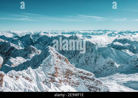 Panorama montano dalla piattaforma di osservazione sullo Zugspitze. Aree sciistiche tedesche e austriache. Foto Stock