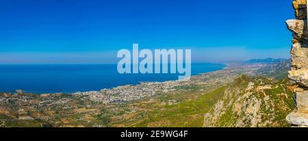 Kyrenia/Girne visto dal castello di St. Hilarion a Cipro Foto Stock