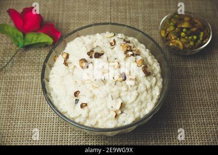 Kheer o budino di riso è un dessert indiano nepalese. Riso Kheer è un budino dal subcontinente indiano, fatto da latte bollente, zucchero, riso e alcune noci. Foto Stock