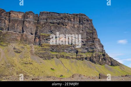 Montagna Lomagnupur nel sud dell'Islanda in una giornata estiva soleggiata Foto Stock