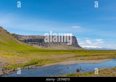 Montagna Lomagnupur nel sud dell'Islanda in una giornata estiva soleggiata Foto Stock